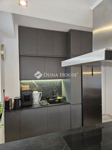 Eladó téglalakás, Pécsett 96.9 M Ft, 4 szobás