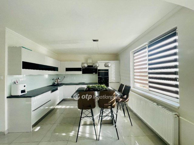 Eladó családi ház, Bocskaikerten 130 M Ft, 4 szobás