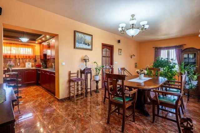 Eladó családi ház, Székesfehérvárott 320 M Ft, 6 szobás