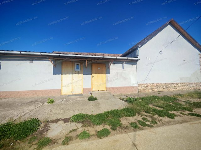 Eladó üzlethelyiség, Jászfényszarun 59.99 M Ft, 3 szobás