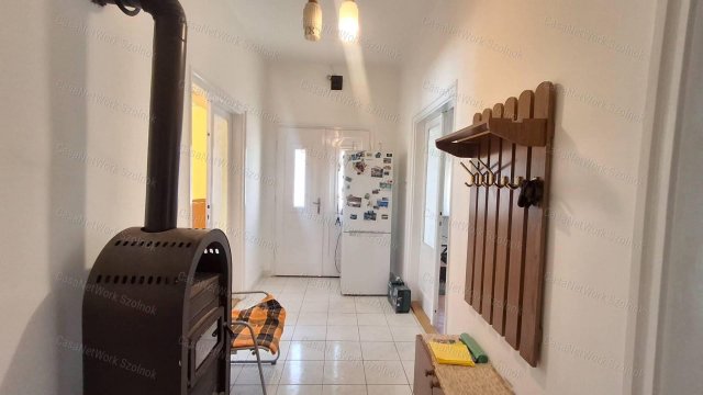 Eladó családi ház, Újszászon 30 M Ft, 3 szobás