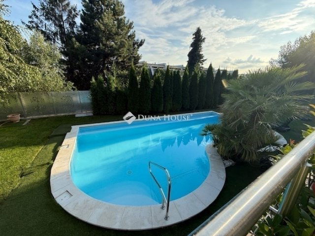 Eladó téglalakás, Pécsett 175 M Ft, 4 szobás