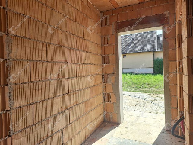 Eladó családi ház, Zsirán 153.5 M Ft, 4 szobás