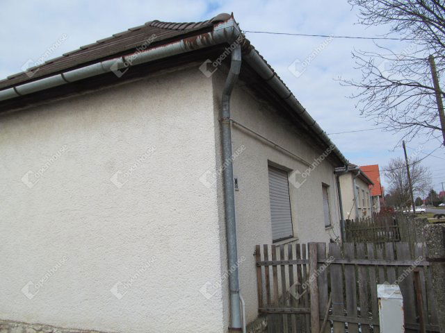 Eladó családi ház, Kadarkúton 16.9 M Ft, 2 szobás