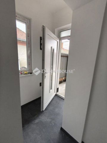 Eladó ikerház, Cegléden 63.5 M Ft, 4 szobás