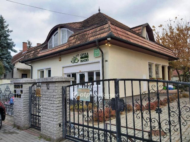 Eladó családi ház, Gyulán 180 M Ft, 7+2 szobás