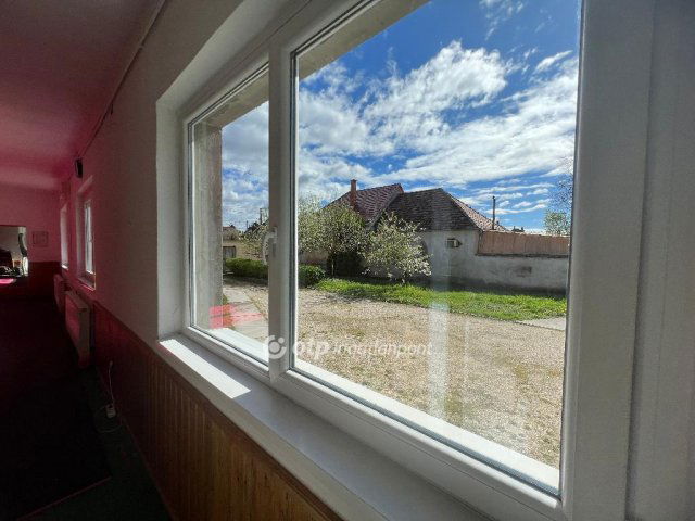 Eladó családi ház, Pápán 129 M Ft, 10 szobás