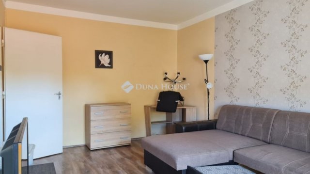 Kiadó panellakás, albérlet, Pécsett 170 E Ft / hó, 2 szobás