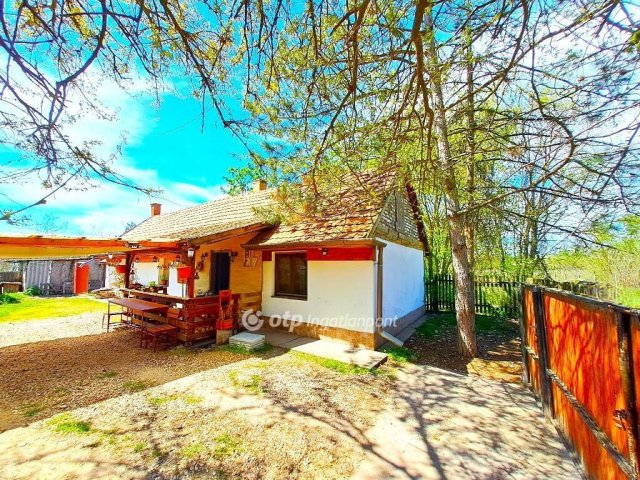 Eladó nyaraló, Lajosmizsén 32 M Ft, 2 szobás