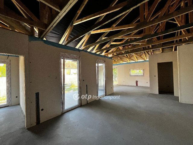 Eladó ikerház, Cegléden 135 M Ft, 4 szobás