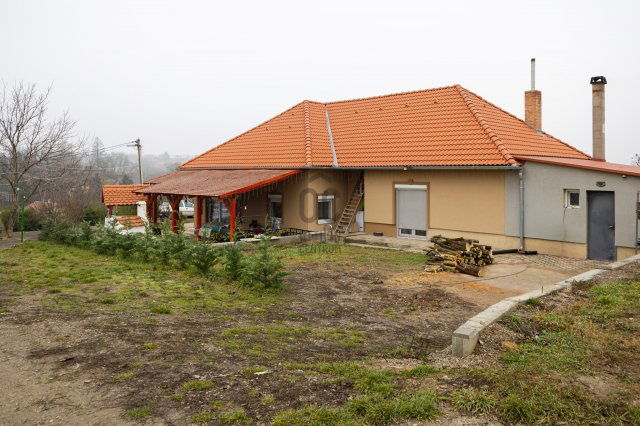 Eladó családi ház, Pécsett 120 M Ft, 5 szobás