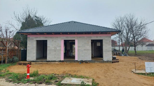 Eladó családi ház, Nyúlon 124.9 M Ft, 5 szobás