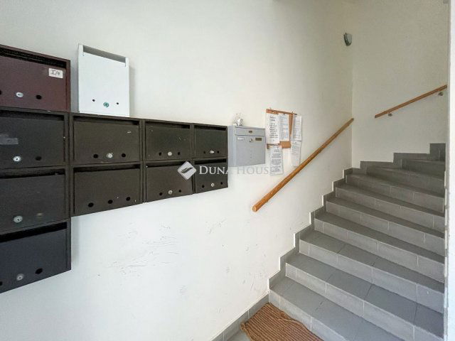 Eladó téglalakás, Siófokon 89 M Ft, 1 szobás