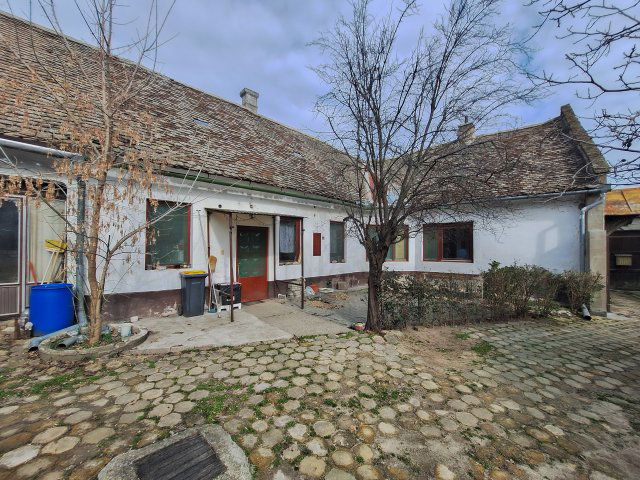 Eladó családi ház, Baján 38 M Ft, 6 szobás