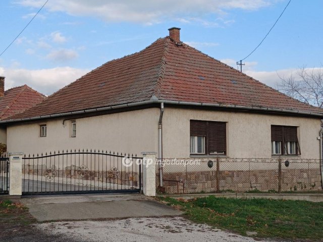 Eladó családi ház, Karácsondon 13 M Ft, 3+1 szobás