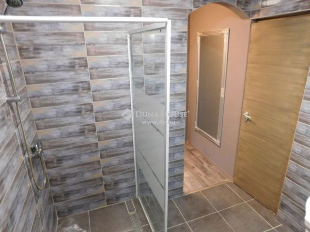 Eladó családi ház, Kecskeméten 250 M Ft, 2 szobás