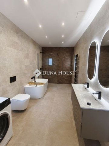 Eladó téglalakás, Pécsett 110 M Ft, 4 szobás