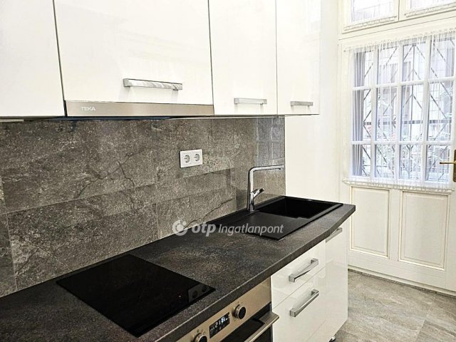 Eladó téglalakás, Budapesten, VI. kerületben 79.9 M Ft, 2 szobás