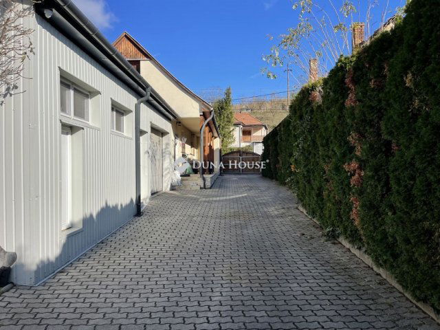 Eladó családi ház, Sárisápon 89.99 M Ft, 6 szobás