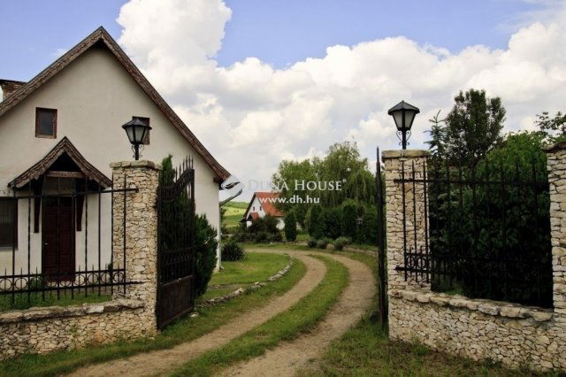 Eladó családi ház, Vácegresen 279.9 M Ft, 6 szobás