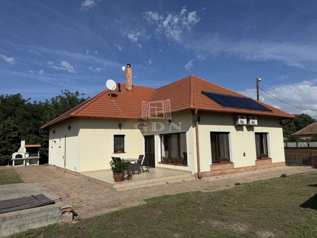 Eladó családi ház, Csanyteleken 58.9 M Ft, 3 szobás