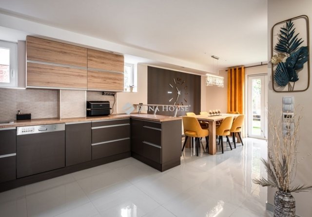 Eladó családi ház, Balatonalmádiban 250 M Ft, 5 szobás