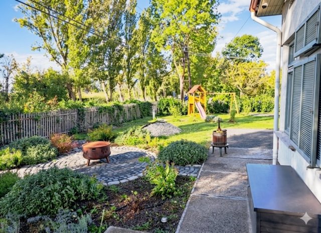 Eladó ikerház, Szigligeten, Soponyai úton 429 M Ft, 7+2 szobás