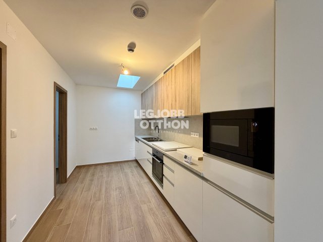 Eladó téglalakás, Cegléden 119.2 M Ft, 3 szobás