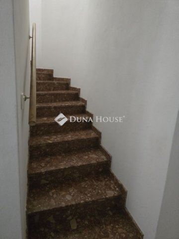 Eladó családi ház, Pécsett 184.99 M Ft, 6 szobás