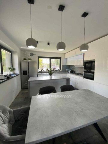 Eladó családi ház, Tatán 199 M Ft, 4+2 szobás