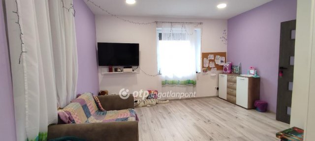 Eladó családi ház, Pápán 180 M Ft, 5+2 szobás
