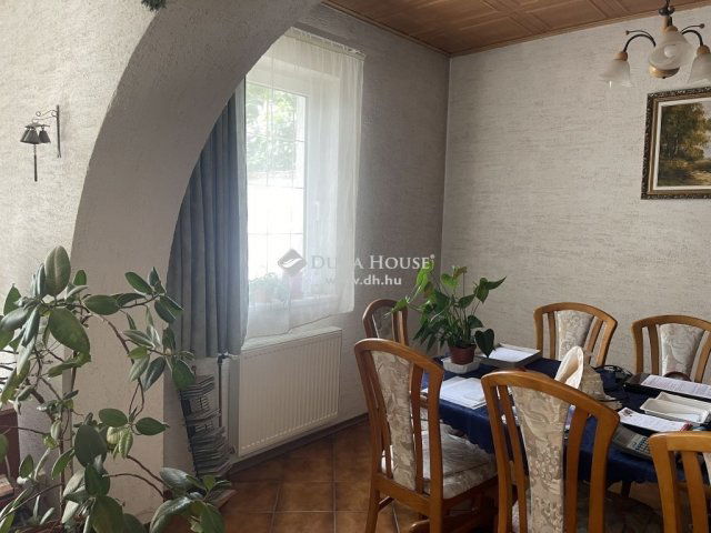 Eladó családi ház, Budaörsön 319 M Ft, 9 szobás