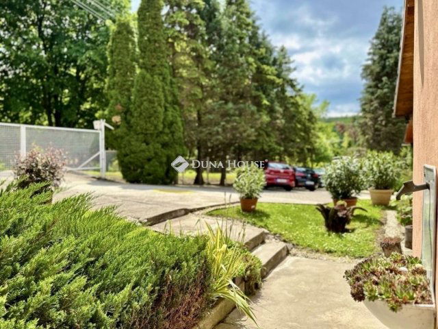 Eladó családi ház, Abaligeten 139 M Ft, 9 szobás