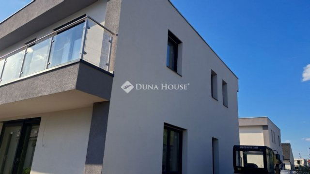 Eladó családi ház, Ajkán 79 M Ft, 4 szobás