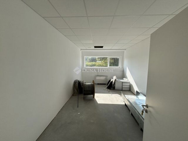 Eladó ipari ingatlan, Komáromban 411.7 M Ft / költözzbe.hu