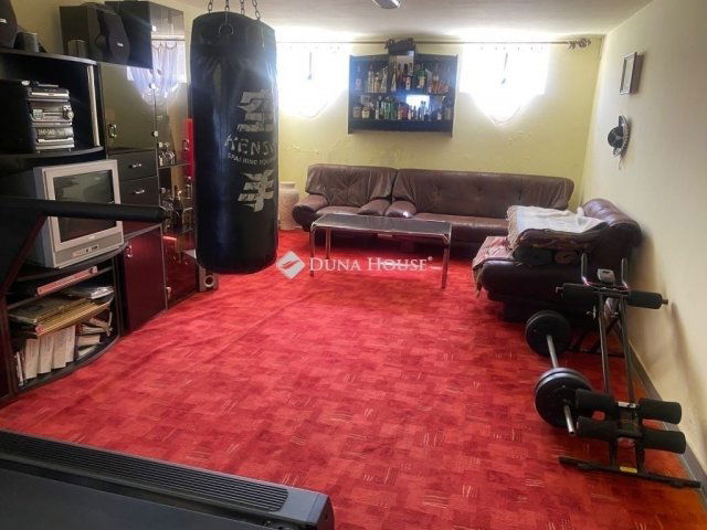 Eladó családi ház, Taksonyon 349 M Ft, 9 szobás