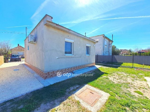 Eladó nyaraló, Tiszakécskén 33 M Ft, 2 szobás