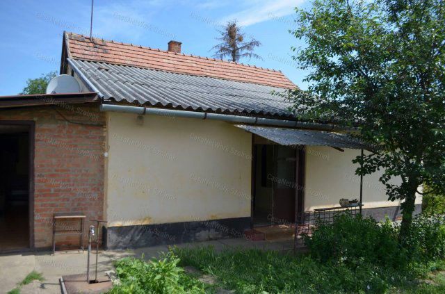 Eladó családi ház, Szolnokon 16.5 M Ft, 3 szobás