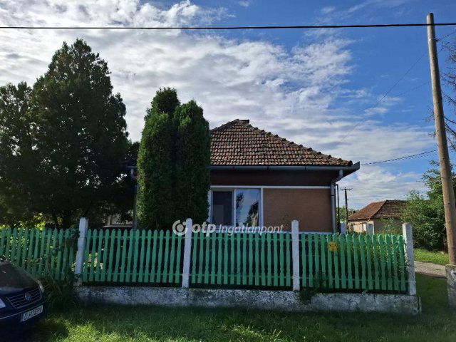 Eladó családi ház, Mezőpeterden 25 M Ft, 4+1 szobás