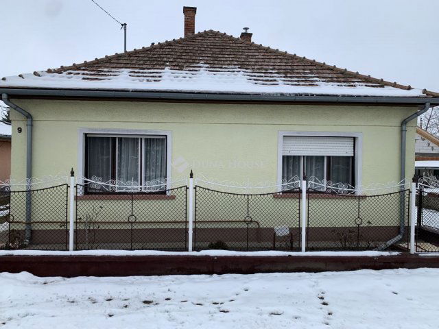 Eladó családi ház, Táborfalván 49 M Ft, 3 szobás