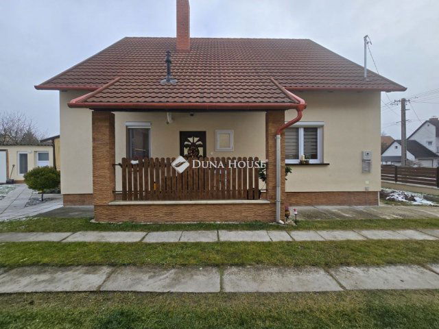 Eladó családi ház, Ajkán 85.9 M Ft, 6 szobás