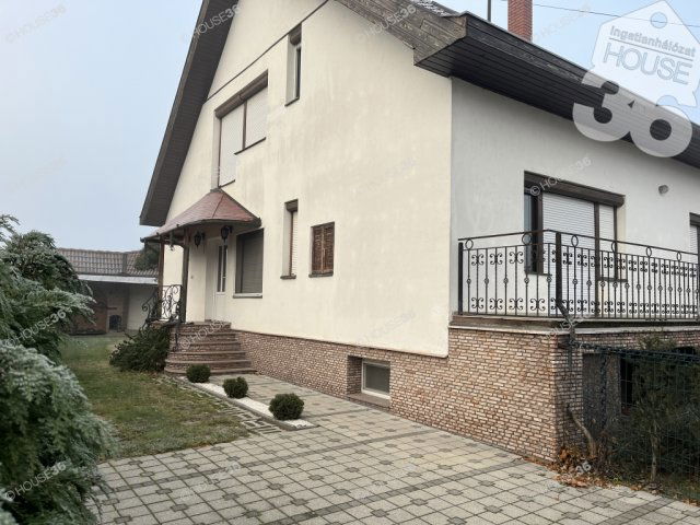 Eladó családi ház, Solton 69 M Ft, 7 szobás