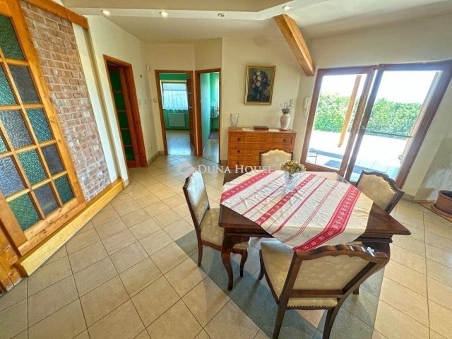 Eladó családi ház, Szentendrén 200.8 M Ft, 6 szobás