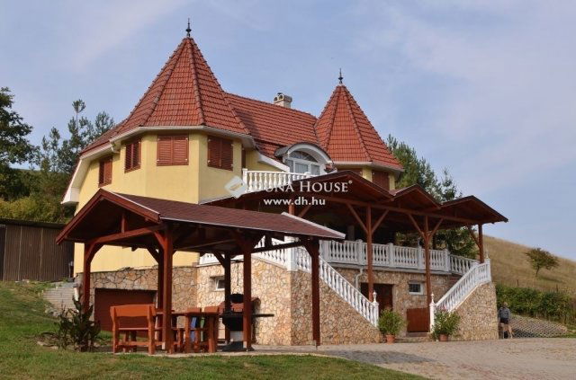 Eladó családi ház, Arlón 215 M Ft, 5 szobás