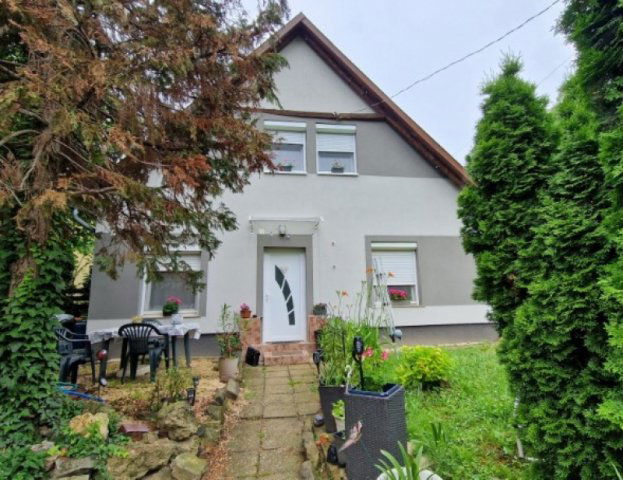 Eladó családi ház, Pécsett 65 M Ft, 5 szobás