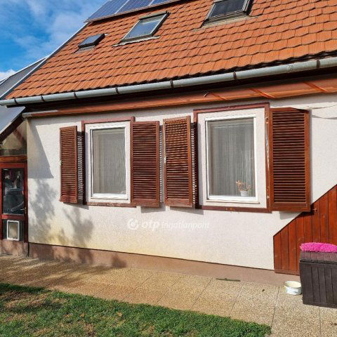 Eladó családi ház, Felsőpakonyban 109.8 M Ft, 6+1 szobás