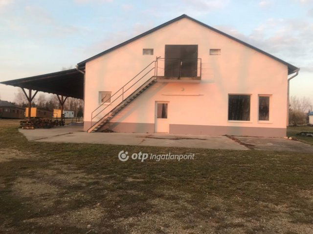 Eladó ipari ingatlan, Gyarmaton 250 M Ft / költözzbe.hu