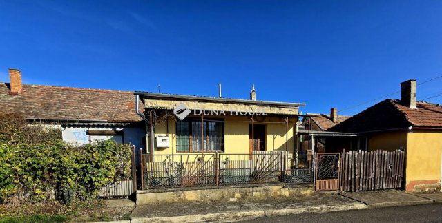 Eladó családi ház, Pécsett, Csákány utcában 13.9 M Ft