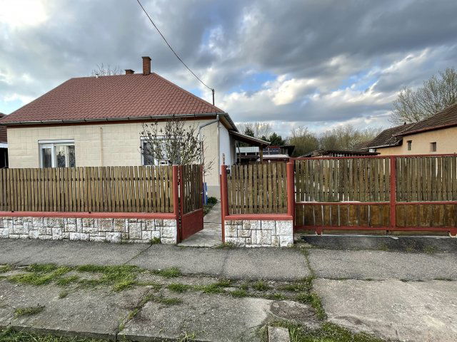 Eladó családi ház, Tiszadadán 25 M Ft, 2 szobás
