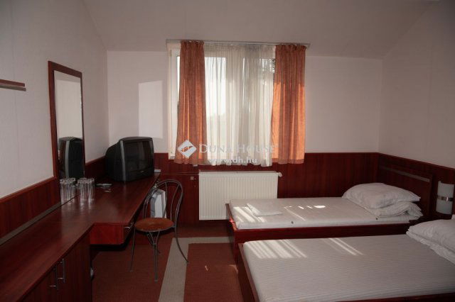 Eladó hotel, Püspökladányban 450 M Ft, 21 szobás